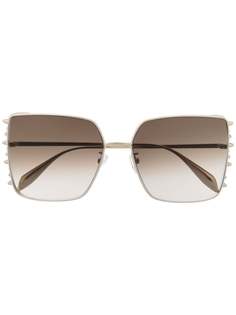 Alexander McQueen Eyewear солнцезащитные очки в массивной оправе с заклепками