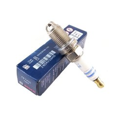 Свеча зажигания Bosch FR 7 KTC (0 242 235 766) 1 шт.