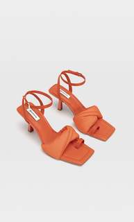 Stradivarius Босоножки На Каблуке С Декоративной Деталью Оранжевый 39