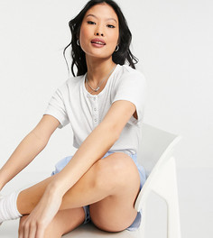 Укороченная свободная футболка белого цвета с застежкой на кнопки ASOS DESIGN Petite-Белый