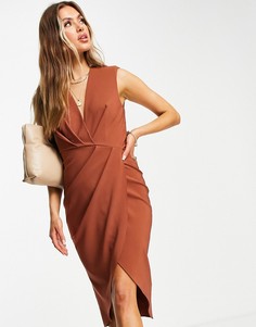 Коричневое платье миди без рукавов, с подплечниками и складками ASOS DESIGN-Коричневый цвет