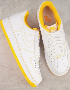 Белые кроссовки с ярко-оранжевыми вставками и декоративной строчкой Nike Air Force 1 07-Белый