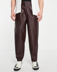 Бордовые строгие oversized-брюки из искусственной кожи с двойным ремнем ASOS DESIGN-Красный