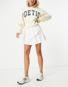 Белая теннисная мини-юбка со складками и асимметричным запахом ASOS DESIGN-Белый