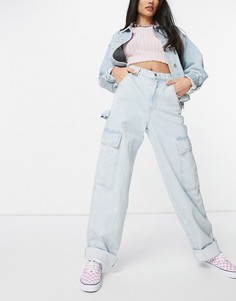 Светлые джинсы с накладным карманом ASOS DESIGN-Голубой