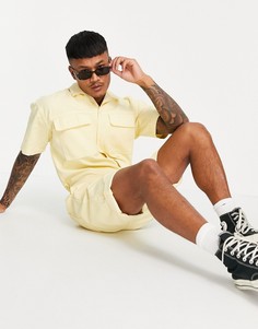 Короткий джинсовый комбинезон желтого цвета ASOS DESIGN-Желтый