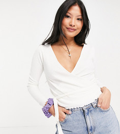 Белый топ в рубчик с запахом и завязкой ASOS DESIGN Petite