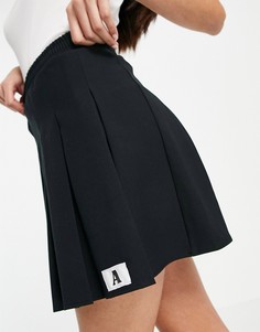 Черная теннисная мини-юбка со складками и фирменной нашивкой с буквой «A» ASOS DESIGN-Черный