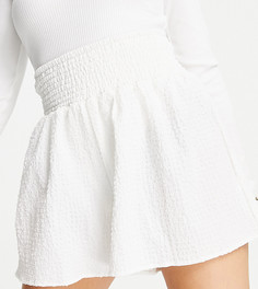 Белые шорты с присборенной талией из объемной фактурной ткани ASOS DESIGN Petite-Белый