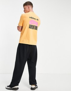 Оранжевая футболка с принтом "Adventure" на спине adidas Originals-Оранжевый цвет