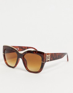 Коричневые солнцезащитные очки с монограммой на дужках и черепаховым принтом River Island-Коричневый цвет