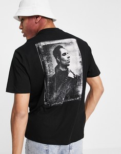 Черная футболка с принтом Лиама Галлагера ASOS DESIGN-Черный