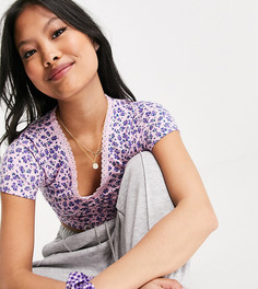 Топ с винтажным цветочным рисунком, короткими рукавами и V-образным вырезом с отделкой по краю ASOS DESIGN Petite-Розовый цвет