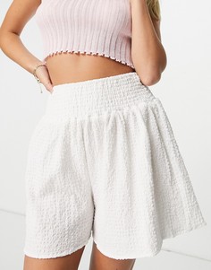 Белые шорты с присборенной талией из объемной фактурной ткани ASOS DESIGN-Светло-бежевый