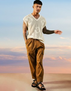 Брюки из фактурной ткани с широкими штанинами и карманами карго ASOS DESIGN-Коричневый цвет