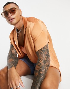 Атласная рубашка медного цвета с глубоким вырезом и отложным воротником ASOS DESIGN-Желтый