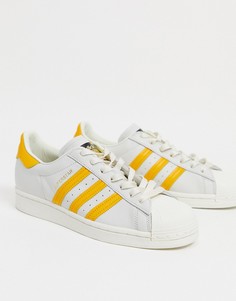 Белые кроссовки с желтыми полосками adidas Originals Superstar-Белый