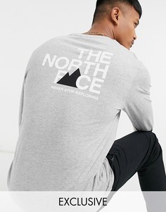 Серый лонгслив с фирменным принтом на спине The North Face – эксклюзивно для ASOS