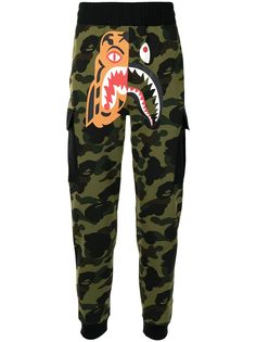 A BATHING APE® спортивные брюки с камуфляжным принтом