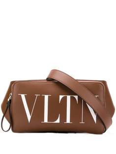 Valentino Garavani поясная сумка с принтом VLTN