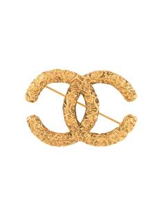Chanel Pre-Owned фактурная брошь 1993-го года с логотипом CC