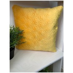 Подушка декоративная 40/40 из бархата,желтая. Farfalina