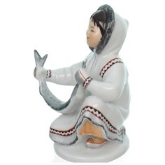 Скульптура. Императорский фарфоровый завод. Якутка с севрюгой. 13,8 см.
