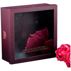 Коробка подарочная Yiwu Zhousima Crafts квадратная с окном 26.5 х 26.5 х 10 см бордовый