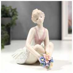 Сувенир керамика "Балерина с букетом цветов после премьеры" белый с золотом 14,5х12х14,5 см 481115 Сима ленд