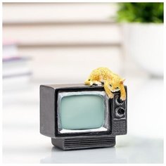 Сувенир полистоун миниатюра "Котёнок на телевизоре" 6х6х6,5 см 4811186 Сима ленд