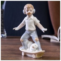 Сувенир керамика "Мальчик в наушниках на скейтборде с пёсиком" 11,5х8,5х4 см 3568176 Сима ленд