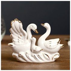Сувенир керамика "Пара лебедей с птенцом на волнах" белый с золотом 11х14,3х4,2 см 4444823 Сима ленд