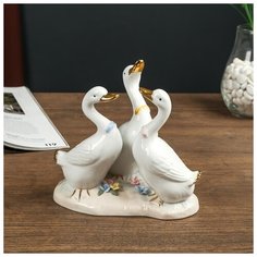 Сувенир керамика "Три утки на лужайке" белый с золотом 16х10,5х16,5 см 4641583 Сима ленд