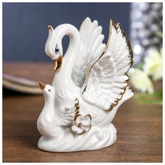 Сувенир керамика "Белая лебедь с малышом" 10,5х9х4,5 см 3907715 Сима ленд