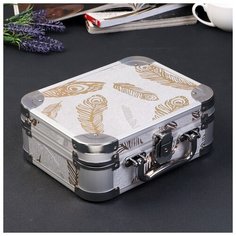 Шкатулка металлокаркас чемодан "Золотые пёрышки на серебре" 8,5х23х18 см 4563386 Сима ленд