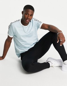 Светло-голубая футболка с контрастной отделкой и лентой Fred Perry-Голубой