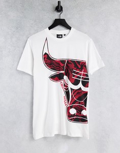 Белая футболка с броским принтом команды NBA "Chicago Bulls" цвета нефтяной пленки от комплекта New Era-Белый