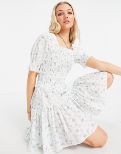 Присборенное приталенное платье мини белого цвета с цветочным принтом, расклешенной юбкой, необработанным нижним краем и квадратным вырезом ASOS DESIGN-Многоцветный