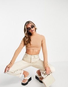 Коричневый кроп-топ в рубчик с петлей для большого пальца ASOS DESIGN-Коричневый цвет