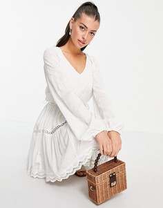 Белое ярусное платье мини с присборенной юбкой и вышивкой ришелье River Island-Белый