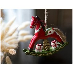 Ёлочная игрушка ЛОШАДКА-КАЧАЛКА С ПОДАРКАМИ, дерево, красная, 14 см, Breitner XY1510-1