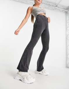 Расклешенные брюки темно-серого цвета с эффектом кислотной стирки ASOS DESIGN-Серый