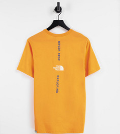 Оранжевая футболка с вертикальным принтом The North Face – эксклюзивно для ASOS-Оранжевый цвет
