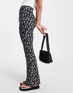 Расклешенные брюки черного цвета с цветочным принтом ASOS DESIGN-Многоцветный