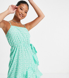 Зеленое платье на бретелях с цветочным принтом и оборкой Vero Moda Petite-Зеленый цвет