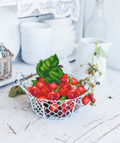 Схемы для вышивания бисером Земляника 4215, 32x38 см от Матренин посад