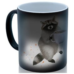 Кружка хамелеон Енот с чашкой кофе и печенькой, недорогой подарок Drabs
