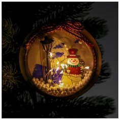 Елочный шар Luazon Lighting с деревянной фигуркой и подсветкой "Снеговик и фонарь", 12*12 см