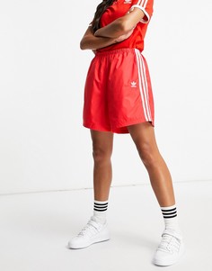 Красные удлиненные шорты с тремя полосками adidas Originals adicolor-Красный