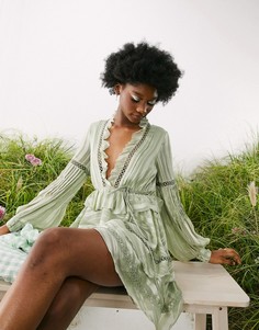 Платье мини с кружевной вставкой, поясом и атласными полосками ASOS DESIGN-Зеленый цвет